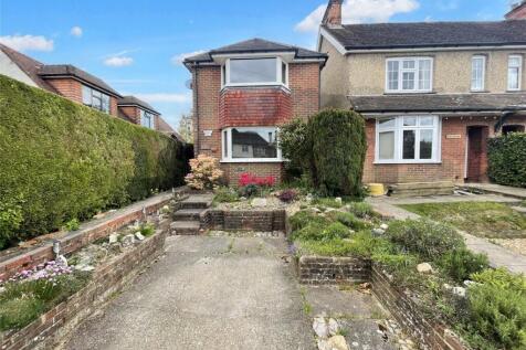 Clovelly Road, Surrey GU26 3 bed detached house for sale