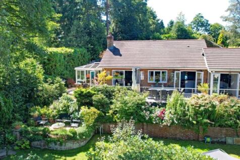 Huntingford Close, Surrey GU26 3 bed bungalow for sale