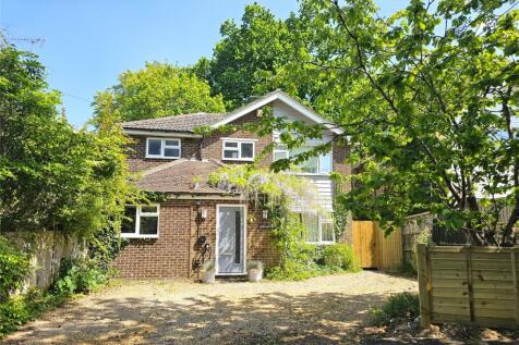 Phillips Crescent, Hampshire GU35 4 bed detached house for sale