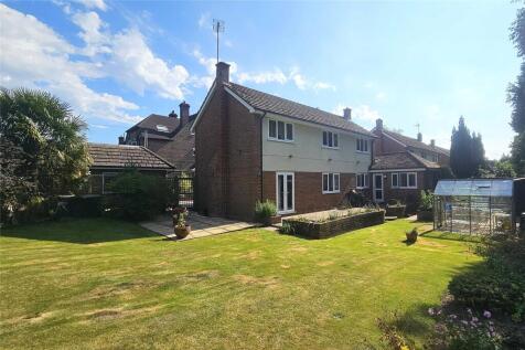 Highfield Crescent, Surrey GU26 4 bed detached house for sale