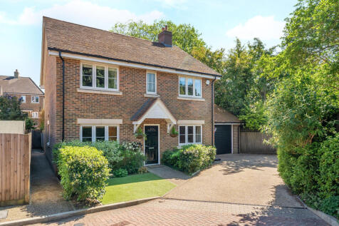 Hunters Place, Surrey GU26 4 bed detached house for sale