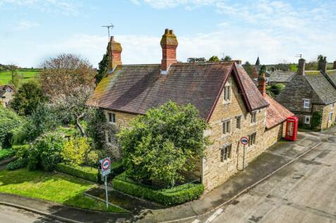 2 Willoughby Road, Oakham LE15 4 bed detached house for sale