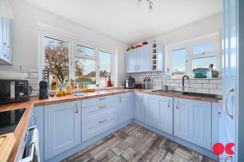 Amesbury Close, Epping CM16 2 bed maisonette for sale
