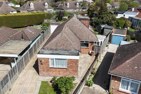 Middle Onslow Close, Worthing BN12 4 bed detached bungalow for sale