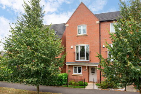 3 bedroom town house for sale