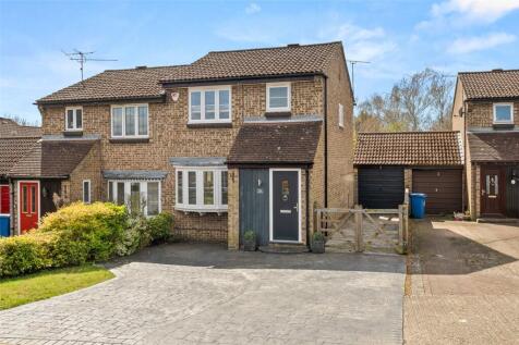 Wargrove Drive, Sandhurst GU47 3 bed semi