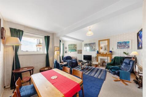 Upper Richmond Road, SW15 3 bed flat for sale