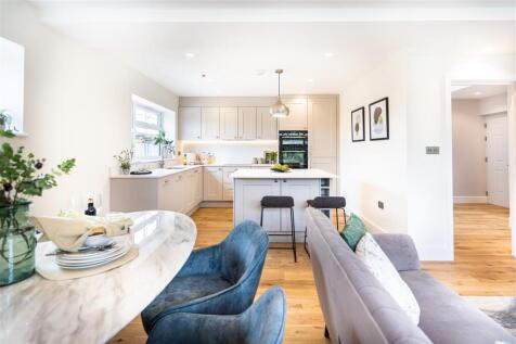 3 bedroom flat for sale