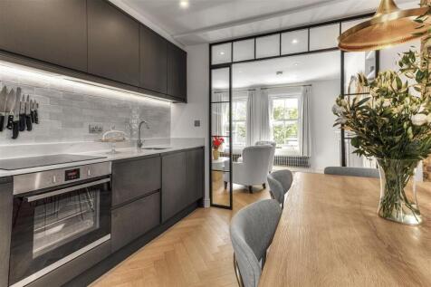 Crimsworth Road, SW8 2 bed maisonette for sale