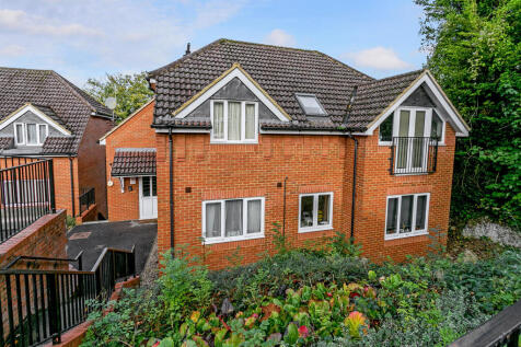 Conifer Rise, High Wycombe HP12 2 bed ground floor flat for sale
