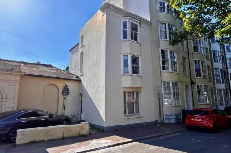 4 bedroom end of terrace house for sale