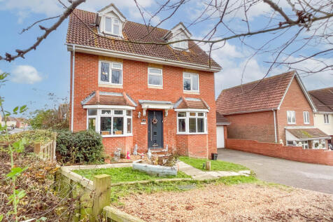 Bullfinch Close, Harwich, CO12 4 5 bed detached house for sale