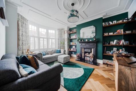 4 bedroom end of terrace house for sale