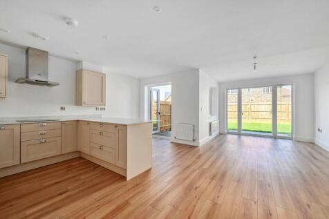 3 bedroom link detached house for sale