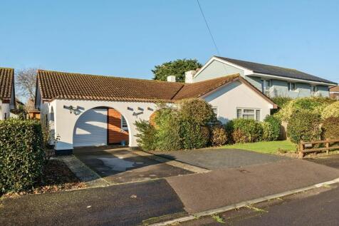 Queensway, Hayling Island, PO11 3 bed detached bungalow for sale