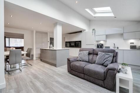 4 bedroom terraced house for sale