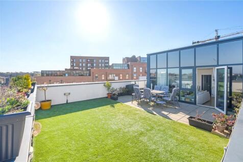 3 bedroom flat for sale