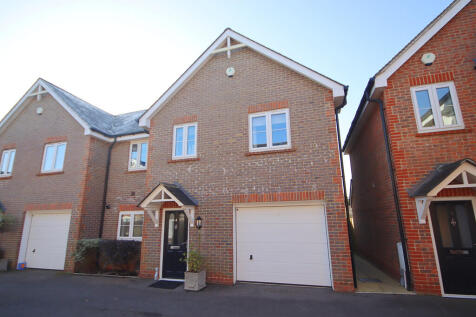 Station View, Billingshurst 4 bed end of terrace house for sale