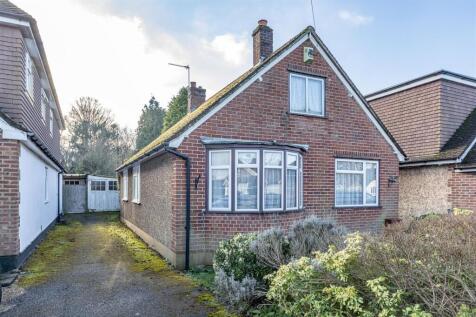 Winern Glebe, Byfleet, West Byfleet 2 bed detached bungalow for sale