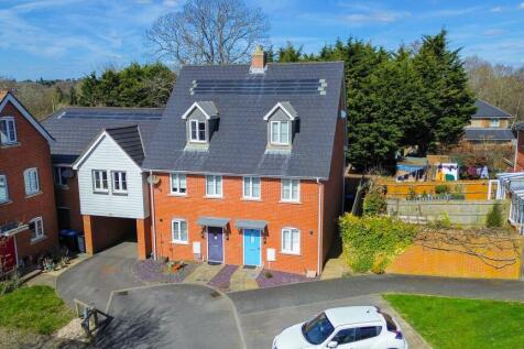 Cedar Avenue, Haywards Heath, RH16 3 bed townhouse for sale