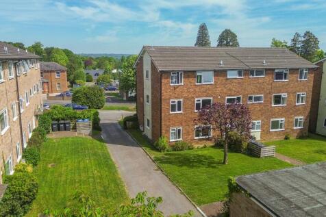 Sharrow Close, Haywards Heath, RH16 2 bed flat for sale