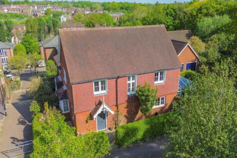 Kingfisher Drive, Haywards Heath, RH16 4 bed semi