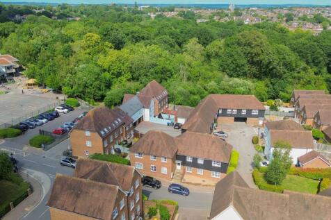Weavers Mead, Haywards Heath, RH16 2 bed flat for sale