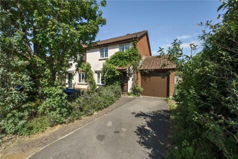 St. Peters Gardens, Wrecclesham... 3 bed semi