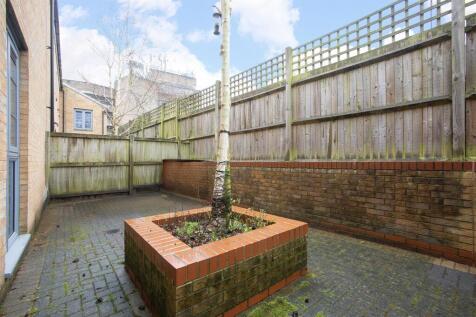 57 Whytecliffe Road South, Purley CR8 2 bed apartment for sale