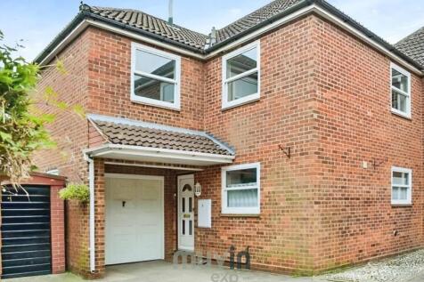 Maynard Close, Dunmow CM6 4 bed link detached house for sale