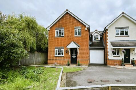 4 bedroom link detached house for sale