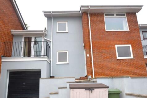 3 bedroom link detached house for sale