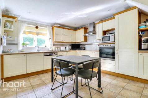 Upminster RM14 3 bed mews for sale