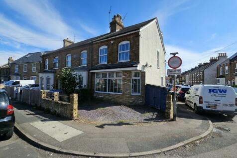 4 bedroom end of terrace house for sale