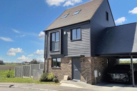3 bedroom link detached house for sale