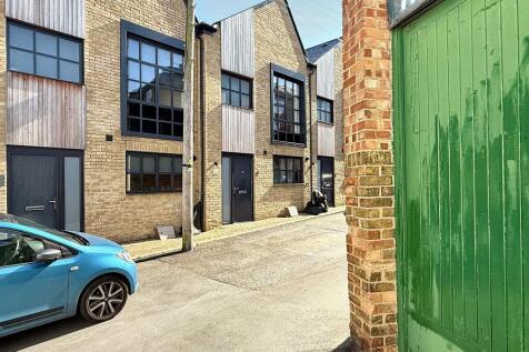 3 bedroom town house for sale