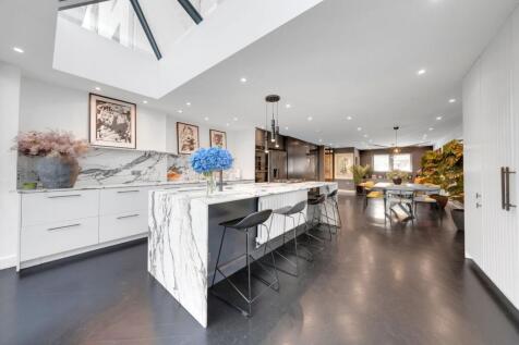 5 bedroom terraced house for sale