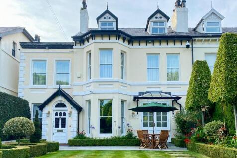 7 bedroom semi-detached house for sale