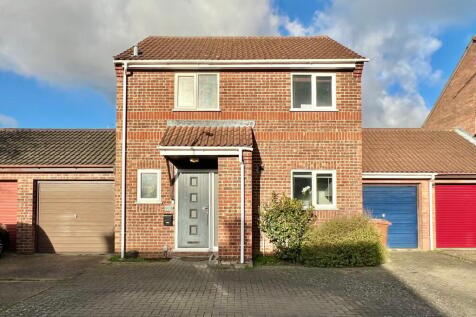 3 bedroom link detached house for sale