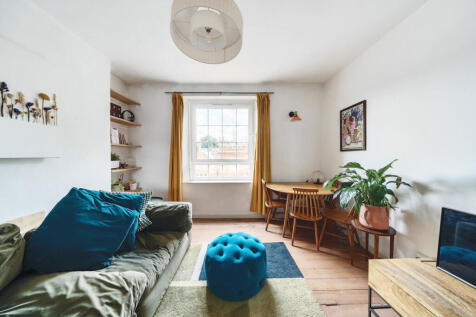Peckham Road, London 2 bed maisonette for sale