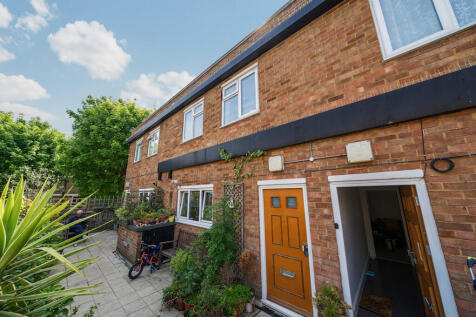 St. Saviours Estate, London 2 bed maisonette for sale