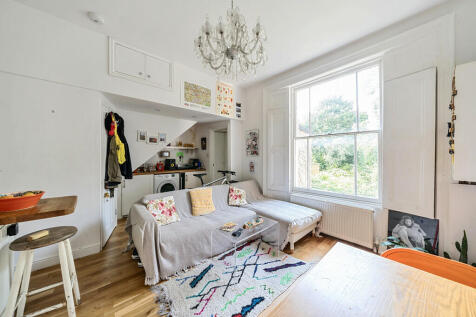 Rye Hill Park, London 1 bed apartment for sale