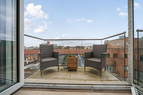 Knoll Rise, Orpington 1 bed apartment for sale