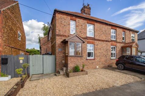 Lynn Road, Dersingham, King's Lynn, PE31 3 bed semi