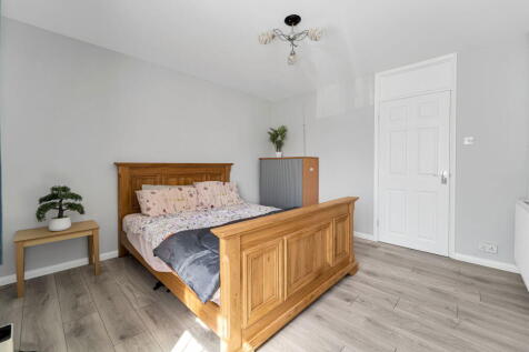 2 bedroom maisonette for sale
