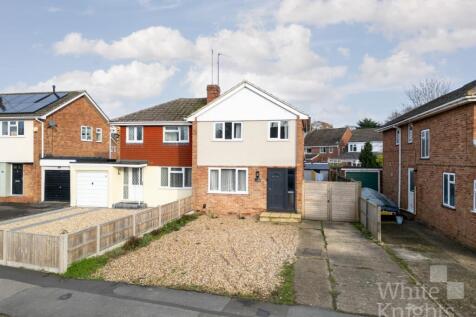 Fairwater Drive, Reading RG5 3 bed semi