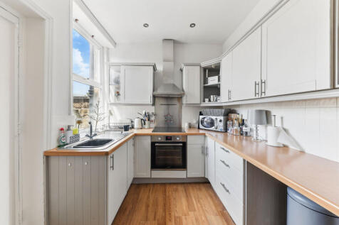 North Parade, Ilkley, LS29 2 bed terraced house for sale