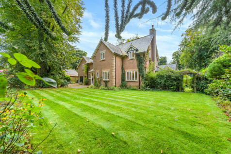 5 bedroom detached house for sale