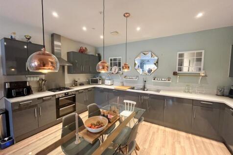 5 bedroom semi-detached house for sale