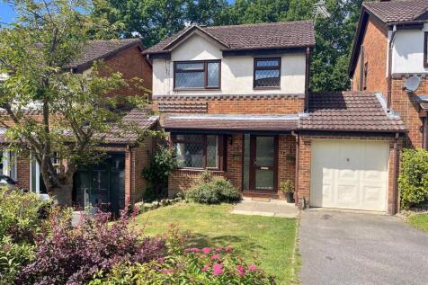 3 bedroom link detached house for sale